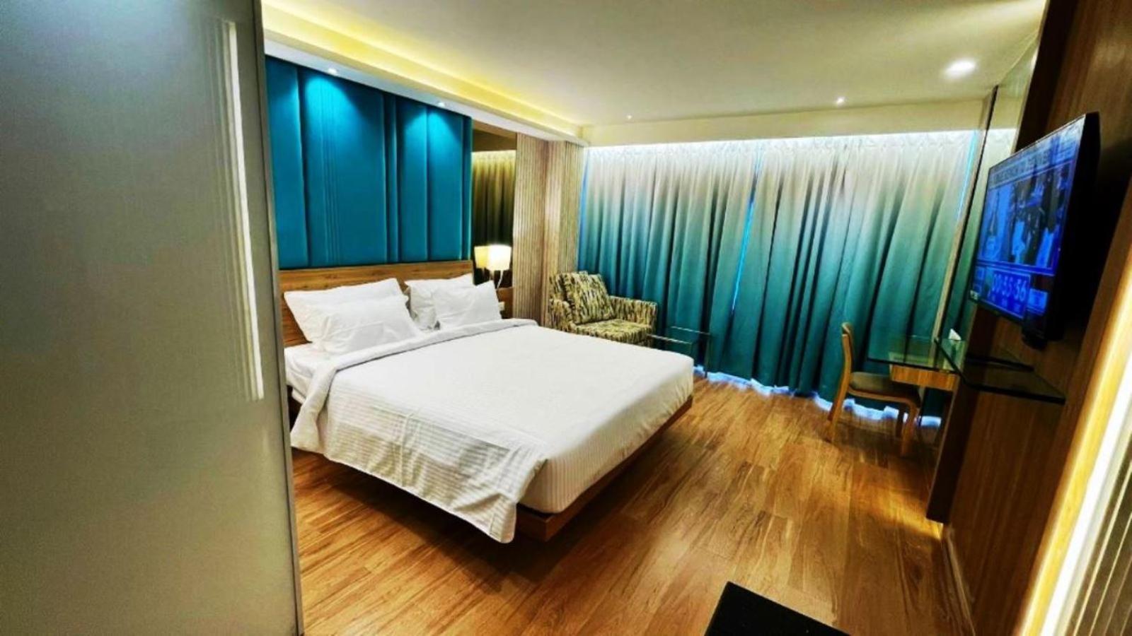 Roopa Elite Hotel 4*