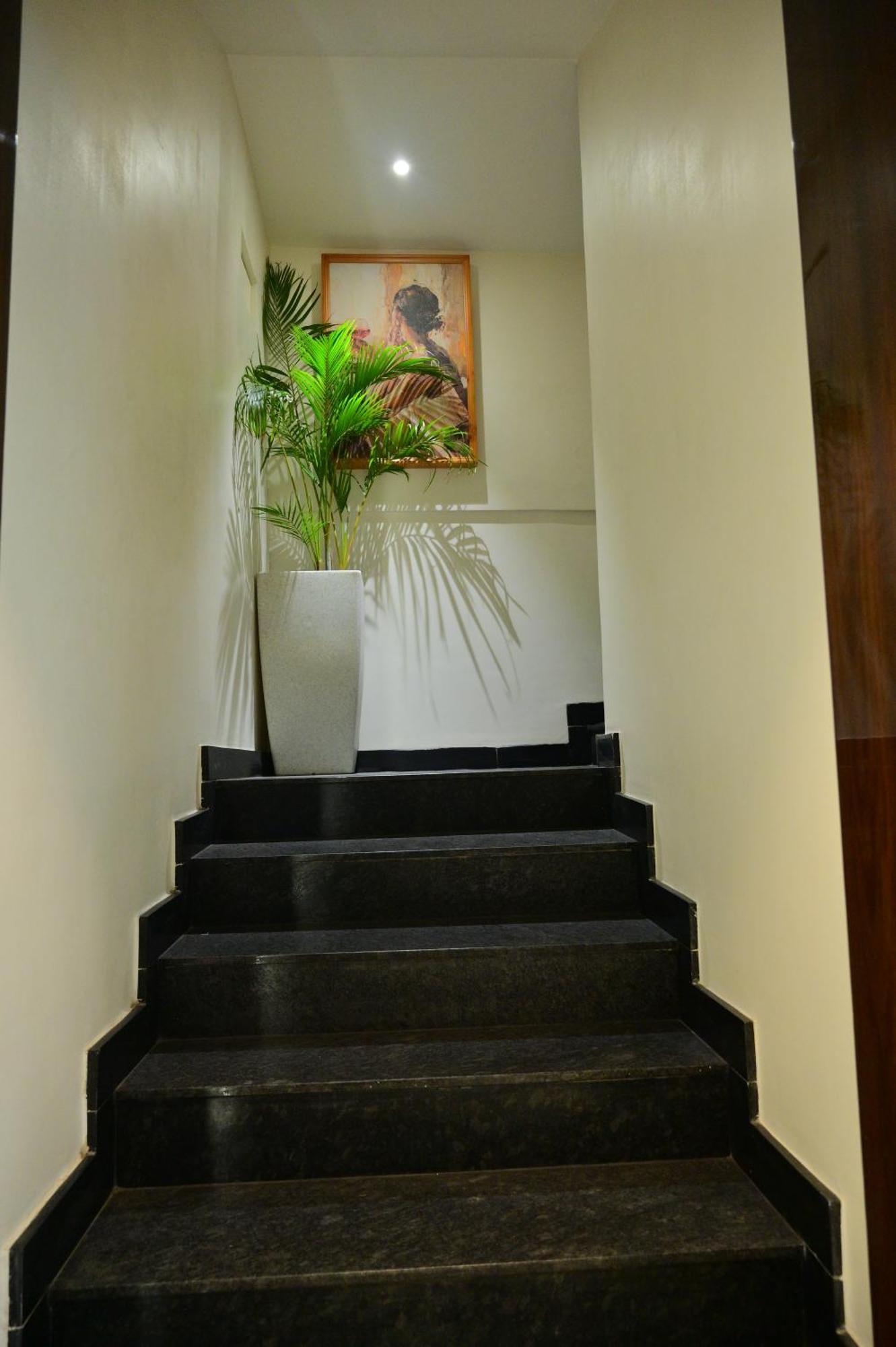 Golden Riviera Hotel 3*