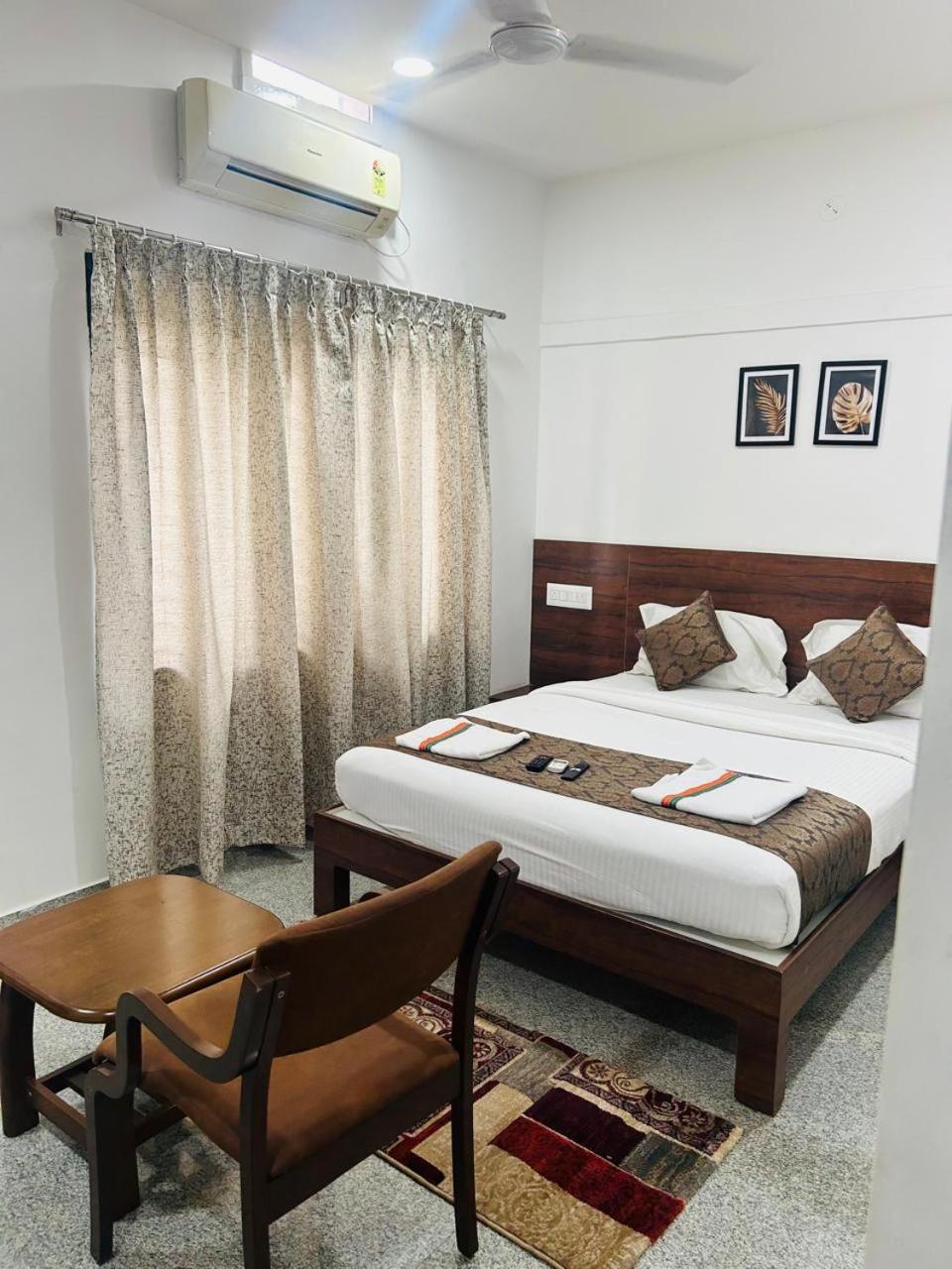 Lodge Hotel Queens Comfort Mysore *