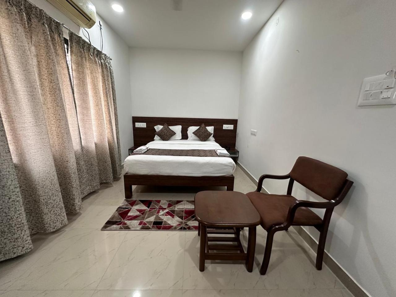 Lodge Hotel Queens Comfort Mysore
