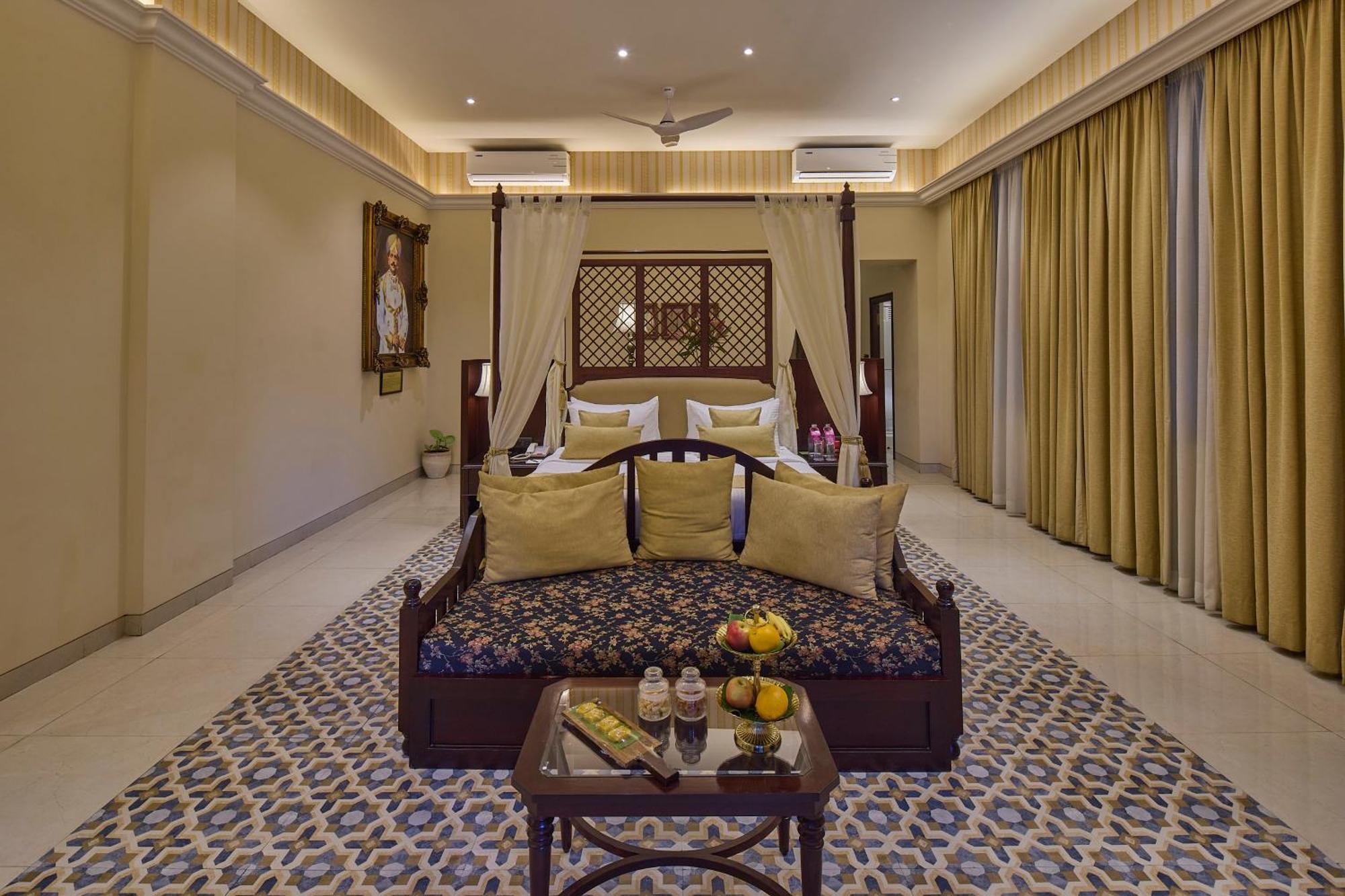 Royal Orchid Metropole 4*