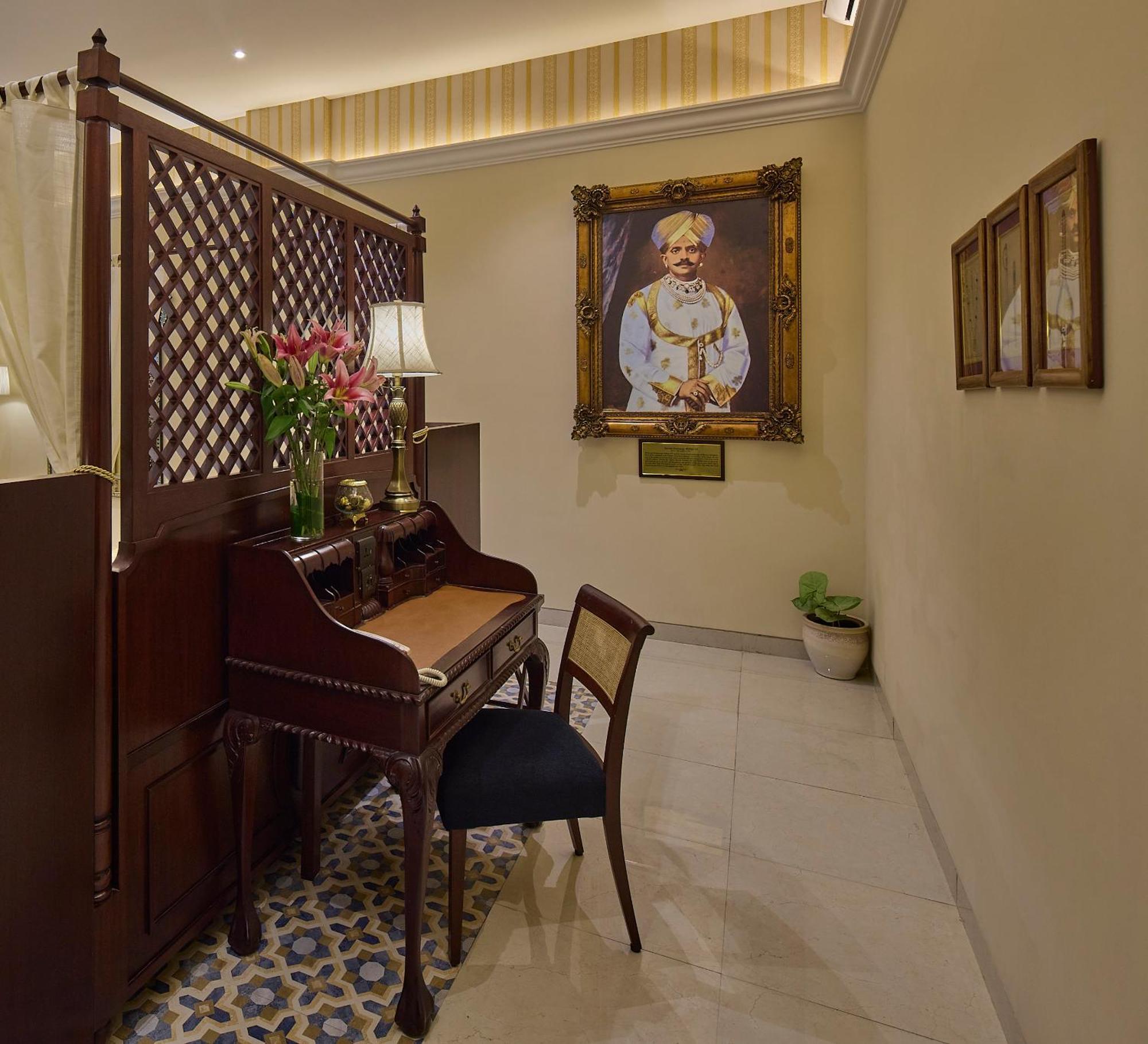 Royal Orchid Metropole Hotel 4*