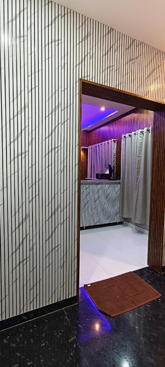 V R S Luxury Ac Hostel *