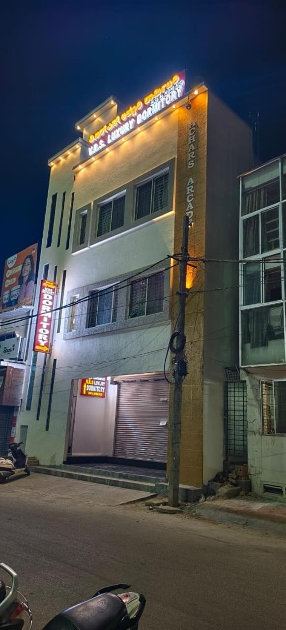 V R S Luxury Ac Hostel *