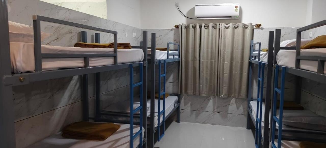 V R S Luxury Ac Hostel *