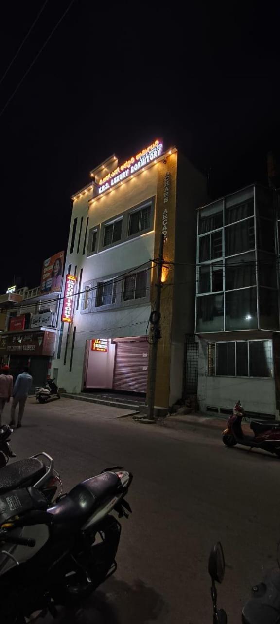 Hostel V R S Luxury Ac