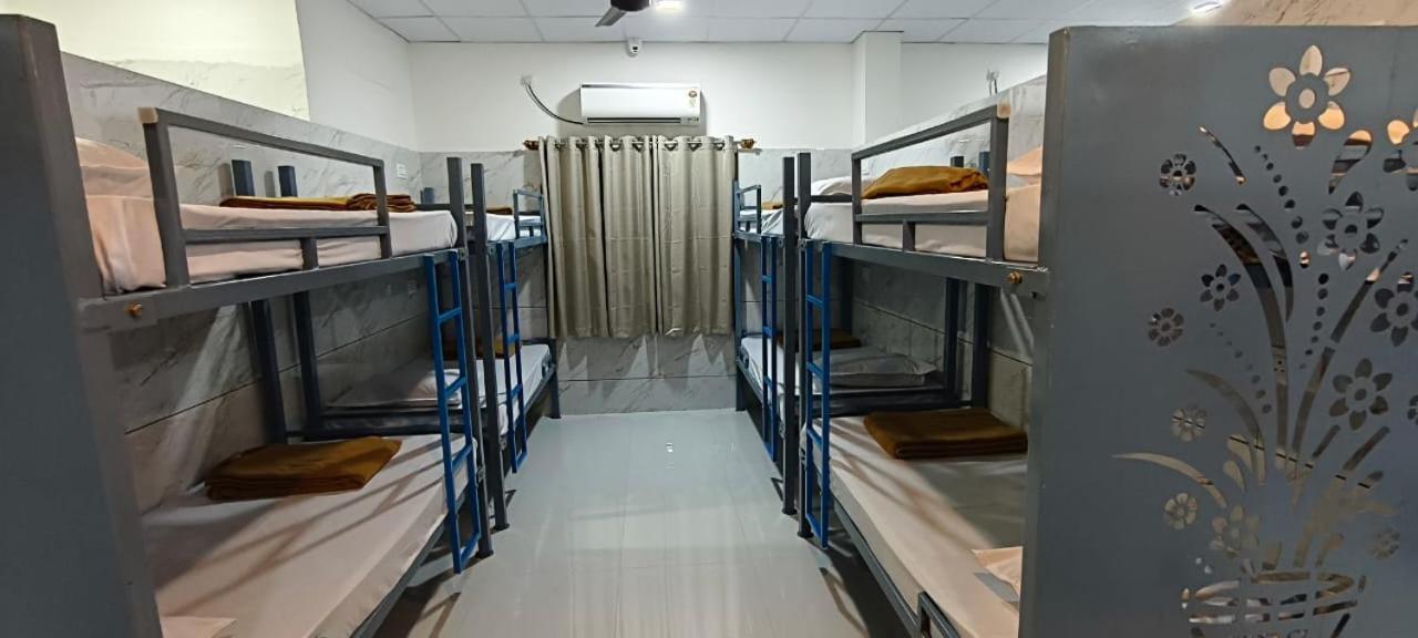 V R S Luxury Ac Hostel