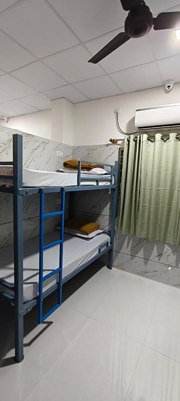Hostel V R S Luxury Ac