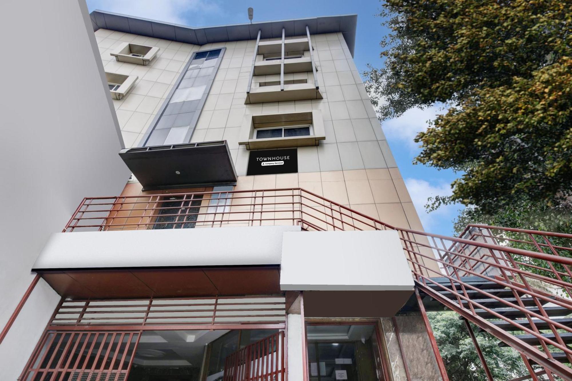 Super Townhouse Centre Formerly Mahendra Hotel