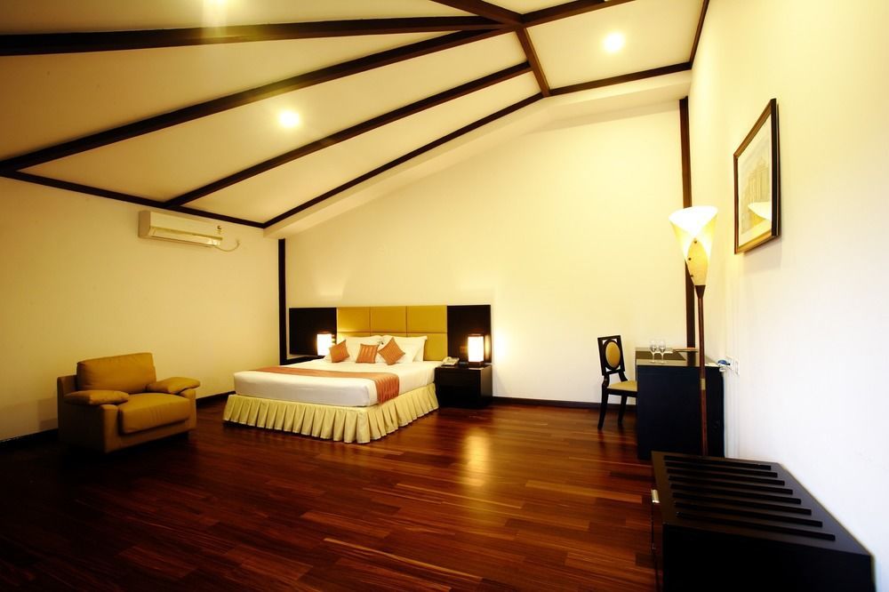 Silent Shores & Resort 4*