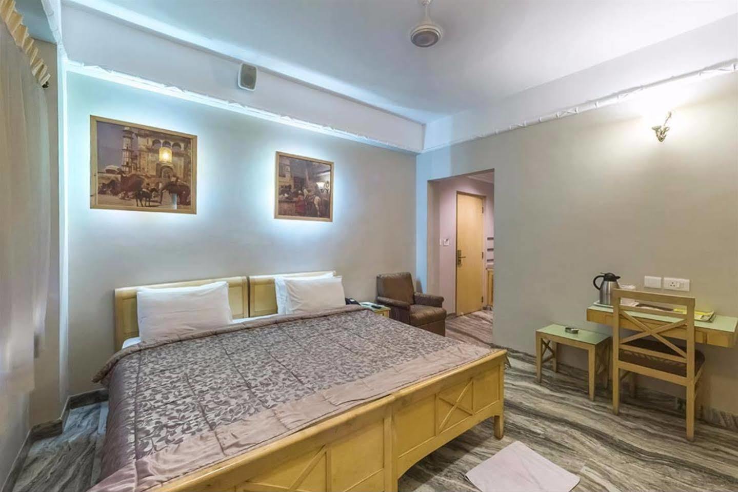 Hotel Treebo Komfort Suites, 3 Km From Palace