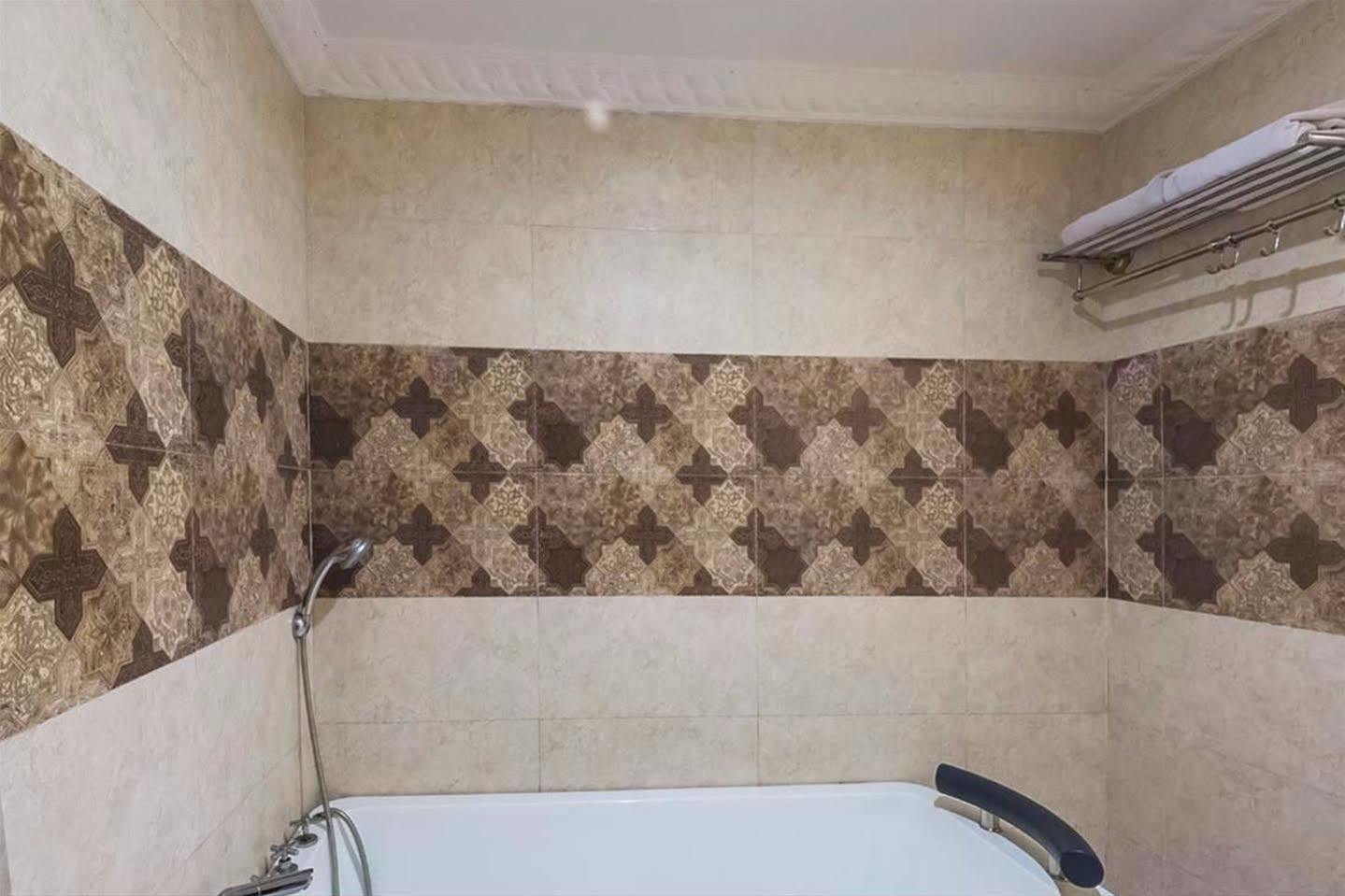 Treebo Komfort Suites, 3 Km From Palace Hotel