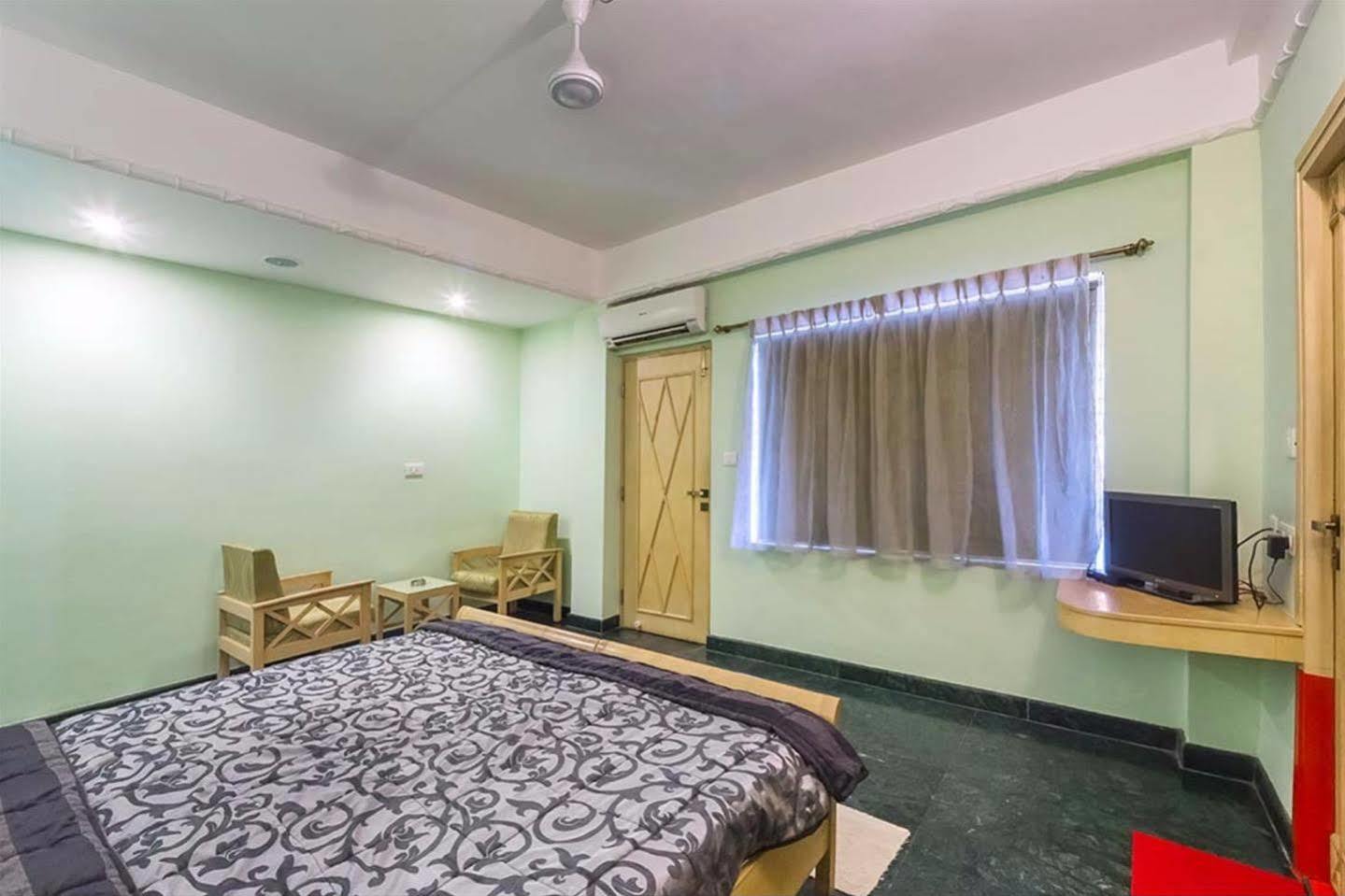 Hotel Treebo Komfort Suites, 3 Km From Palace 3*