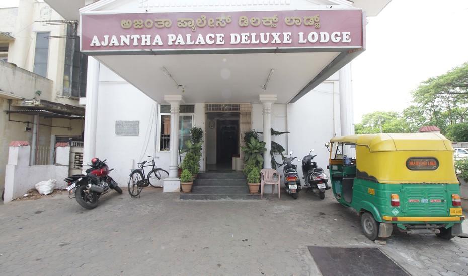 Hotel Ajantha Palace 2*