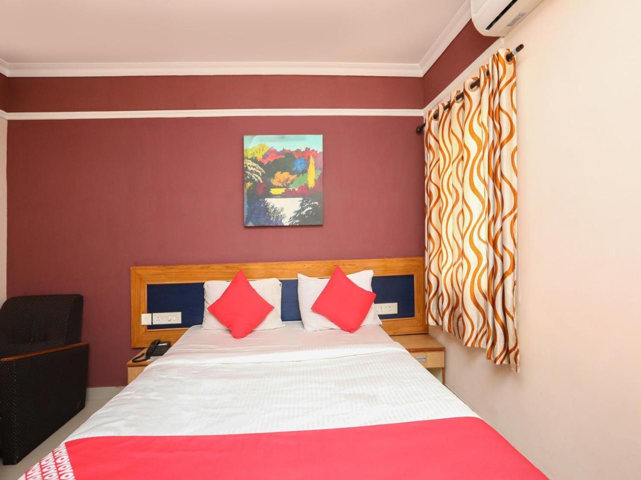 Oyo 18968 R R International Hotel 3*