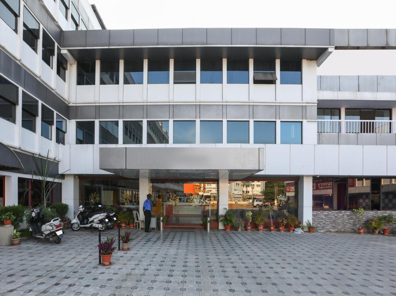 Oyo 18968 R R International Hotel 3*