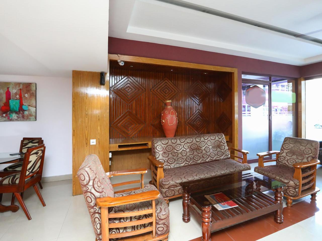 Oyo 18968 R R International Hotel