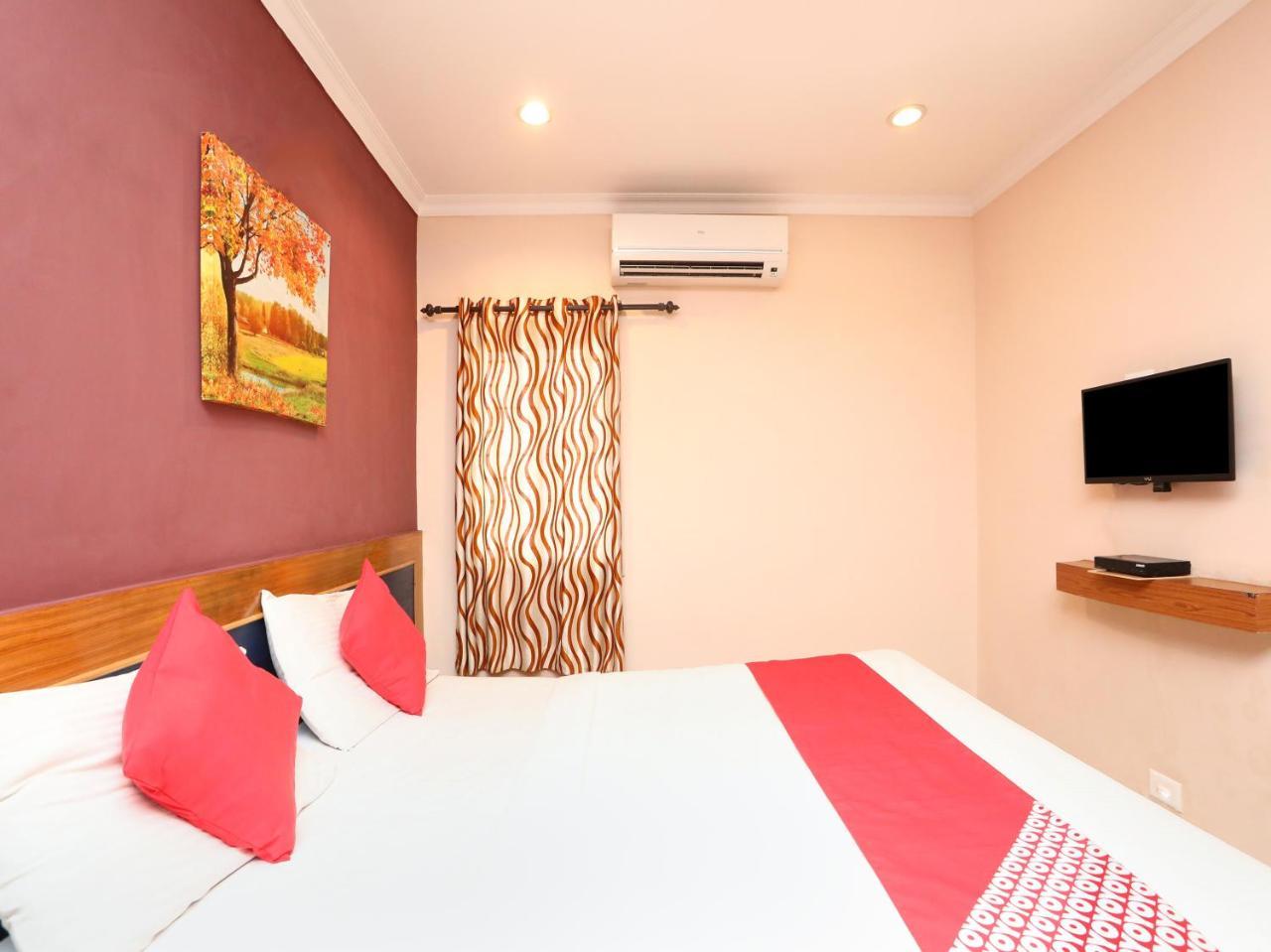 Oyo 18968 R R International Hotel 3*