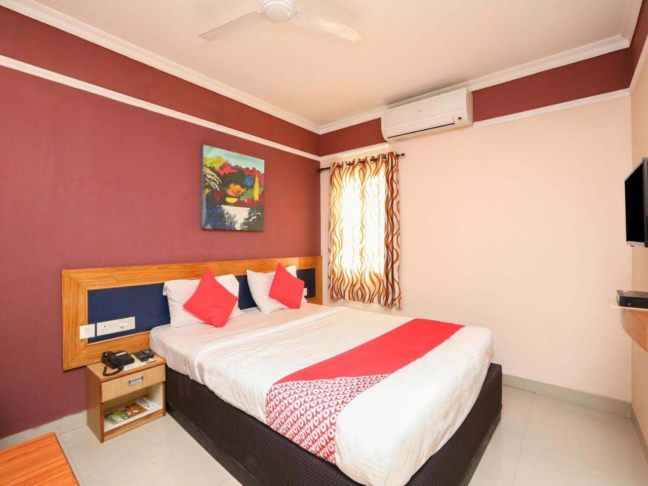 Oyo 18968 R R International Hotel 3*