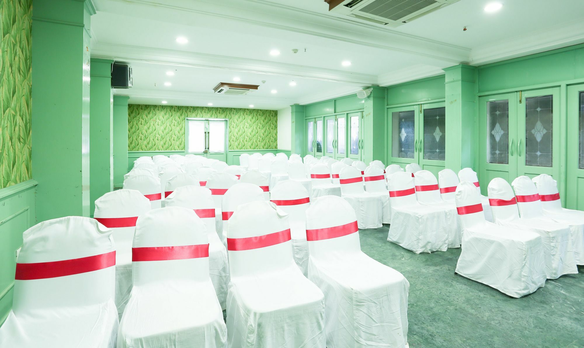 Hotel Treebo Komfort Suites, 3 Km From Palace