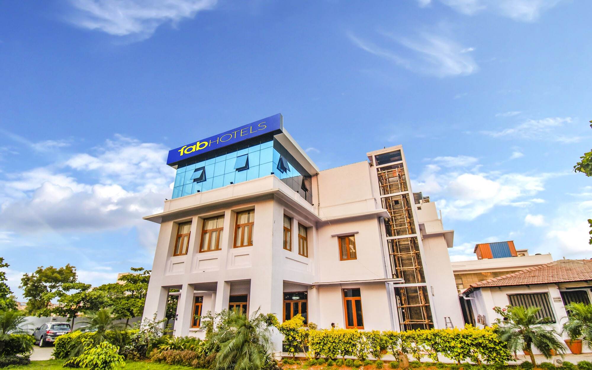 Kumar's The White House Hotel 3*
