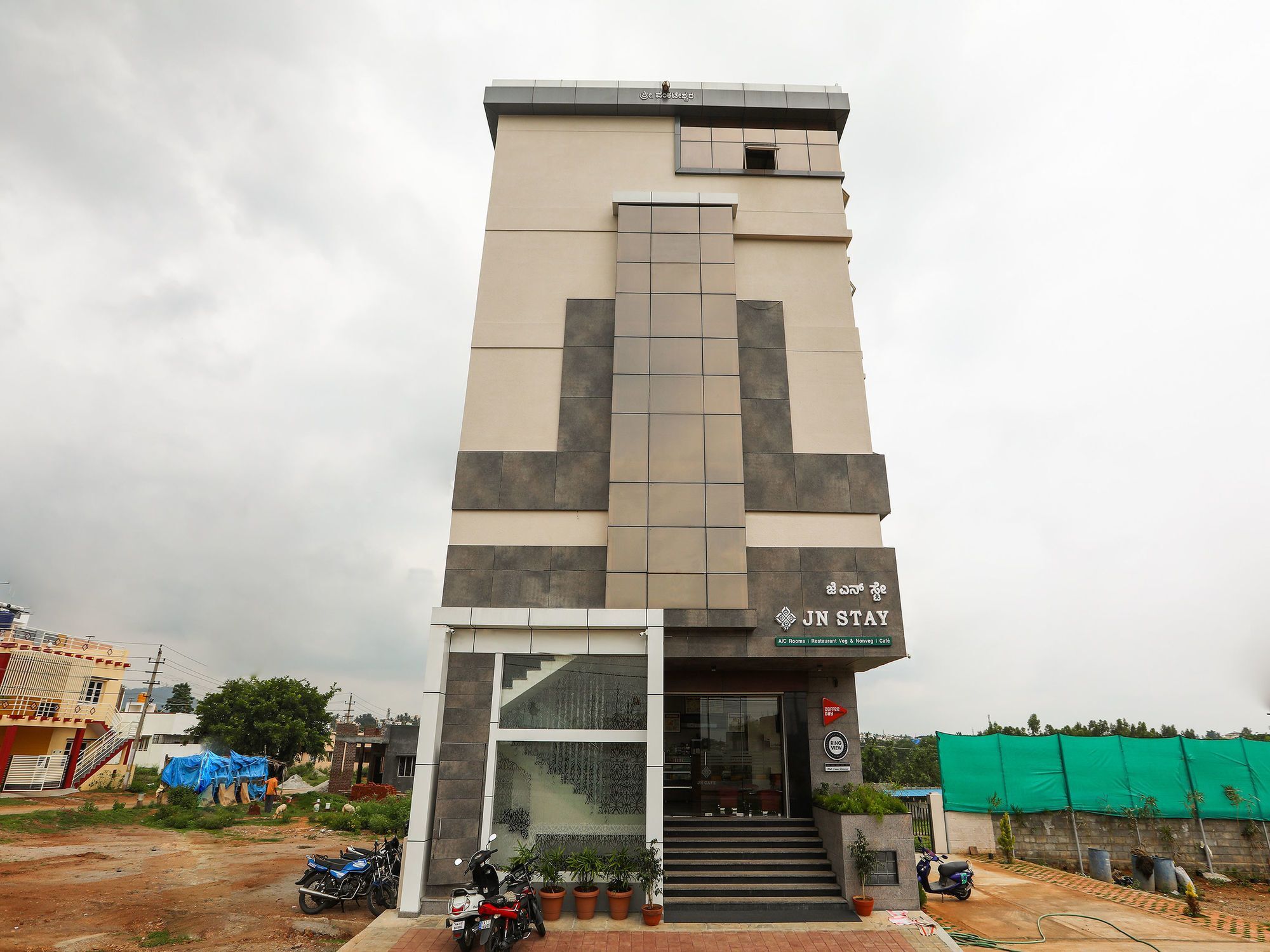 Oyo 15220 Jn 3* Mysore