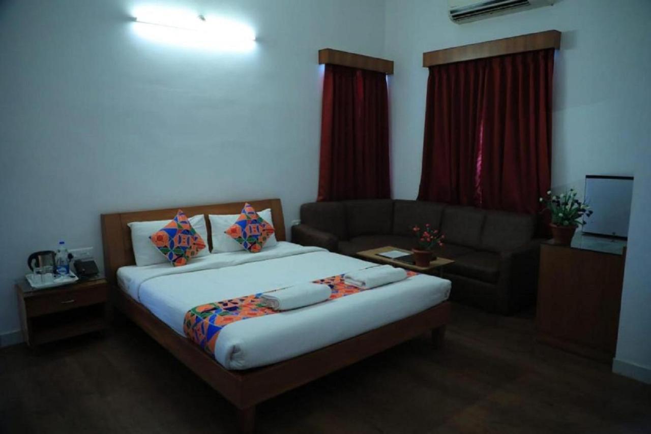 Kumar's The White House Hotel 3*