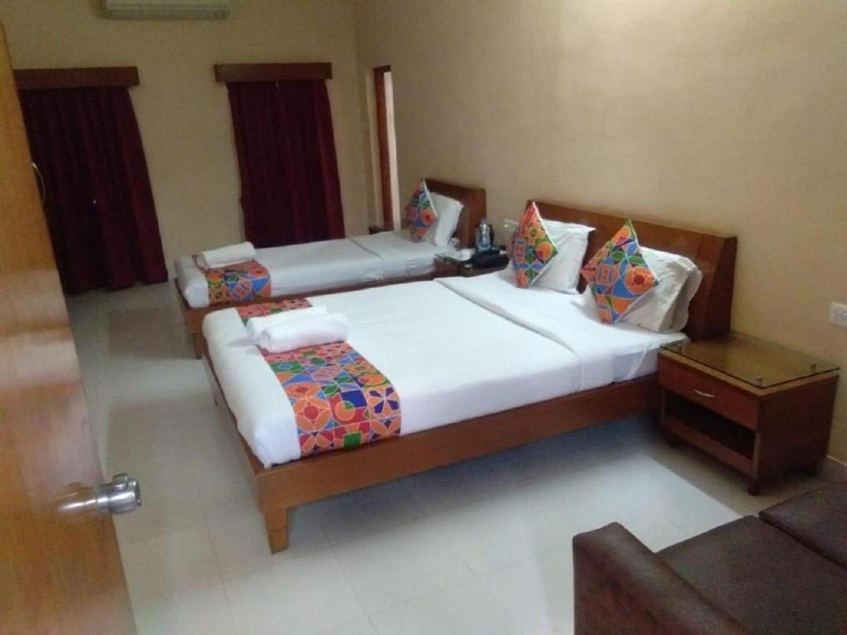 Kumar's The White House Hotel 3*