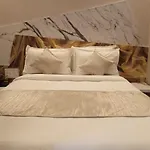 Mannars Deluxe Lodge