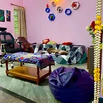 Spacious Queen Bed Suite 6Km To Palace, Free Wi-Fi, Books, Toys, Smart Tv