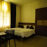 Meridian Rooms And Service Apartment