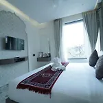 Yuvraj Le: Royale