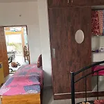 1St Floor 3 Bhk For 12-14 Decent People With Free Parking