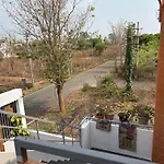 1St Floor 3 Bhk For 12-14 Decent People With Free Parking
