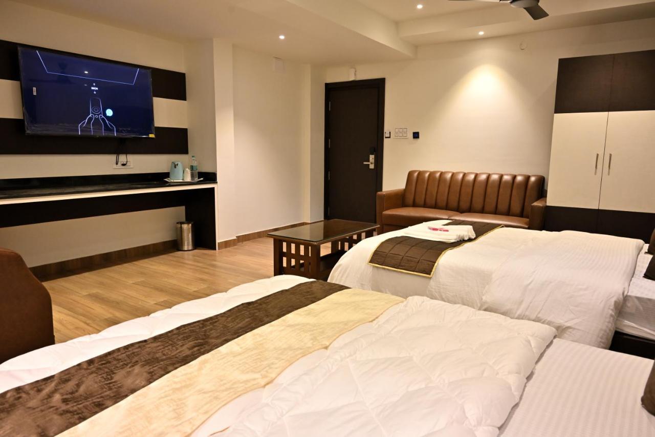 Royale Hotel *