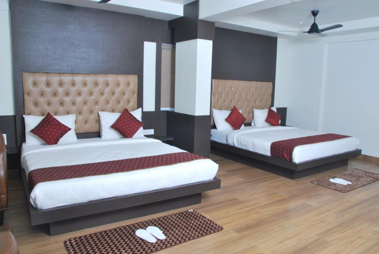 Royale Hotel *
