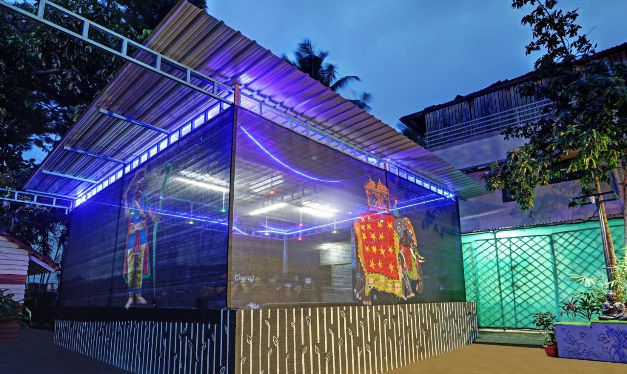 Itsy Kings L Den Hotel