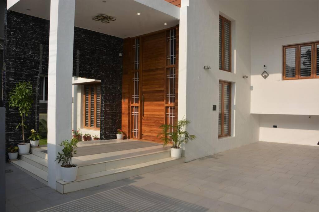 Earth - Luxurious 5 Bhk Ac At Villa