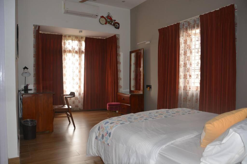 Earth - Luxurious 5 Bhk Ac At *