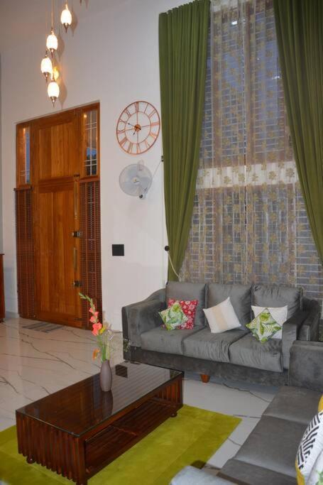Earth - Luxurious 5 Bhk Ac At Villa