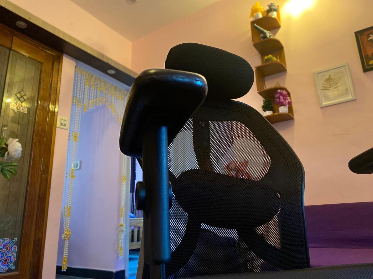 Spacious Queen Bed 6km To Palace, Free Wi-fi, Books, Toys, Smart Tv Apartment