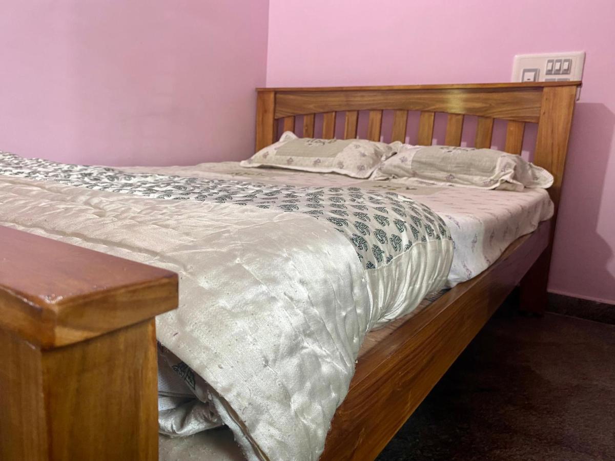 Spacious Queen Bed 6km To Palace, Free Wi-fi, Books, Toys, Smart Tv Mysore