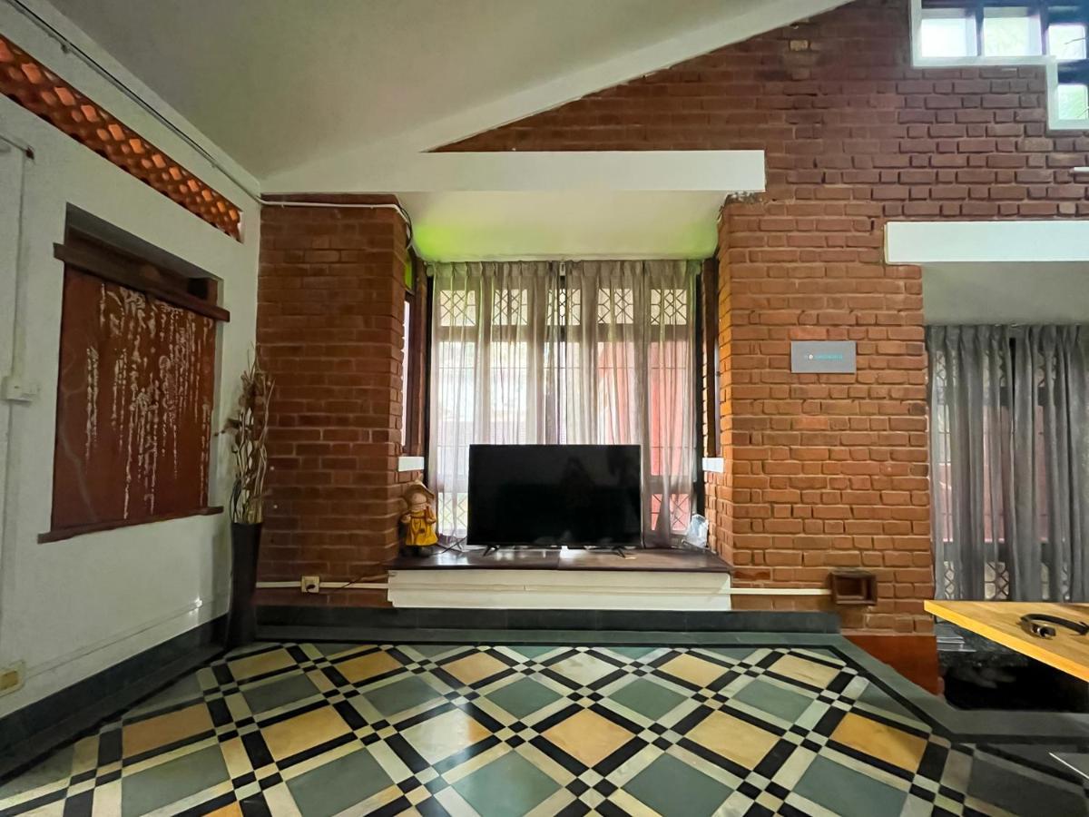 Rahees Bi Roambay - Backpacker Hostel *