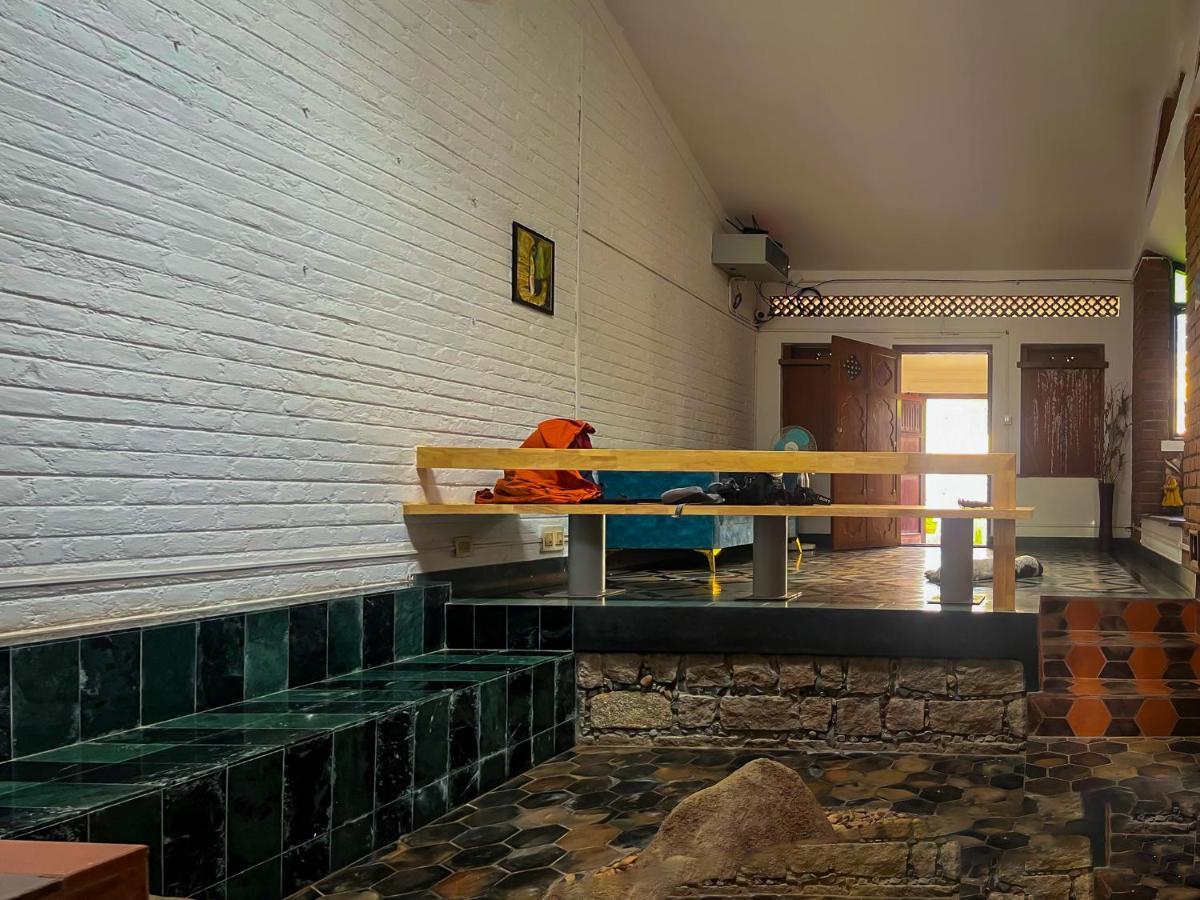 Rahees Bi Roambay - Backpacker Hostel