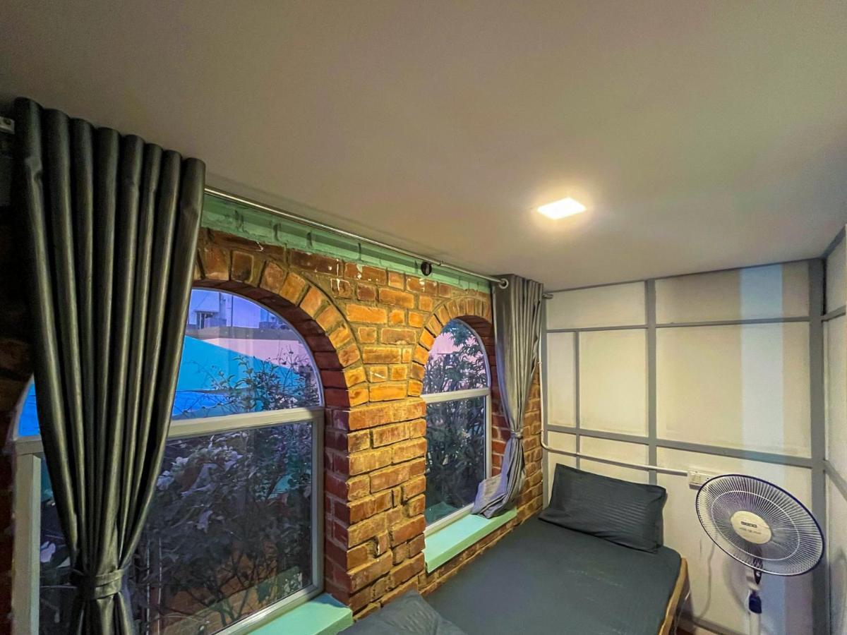 Rahees Bi Roambay - Backpacker Hostel
