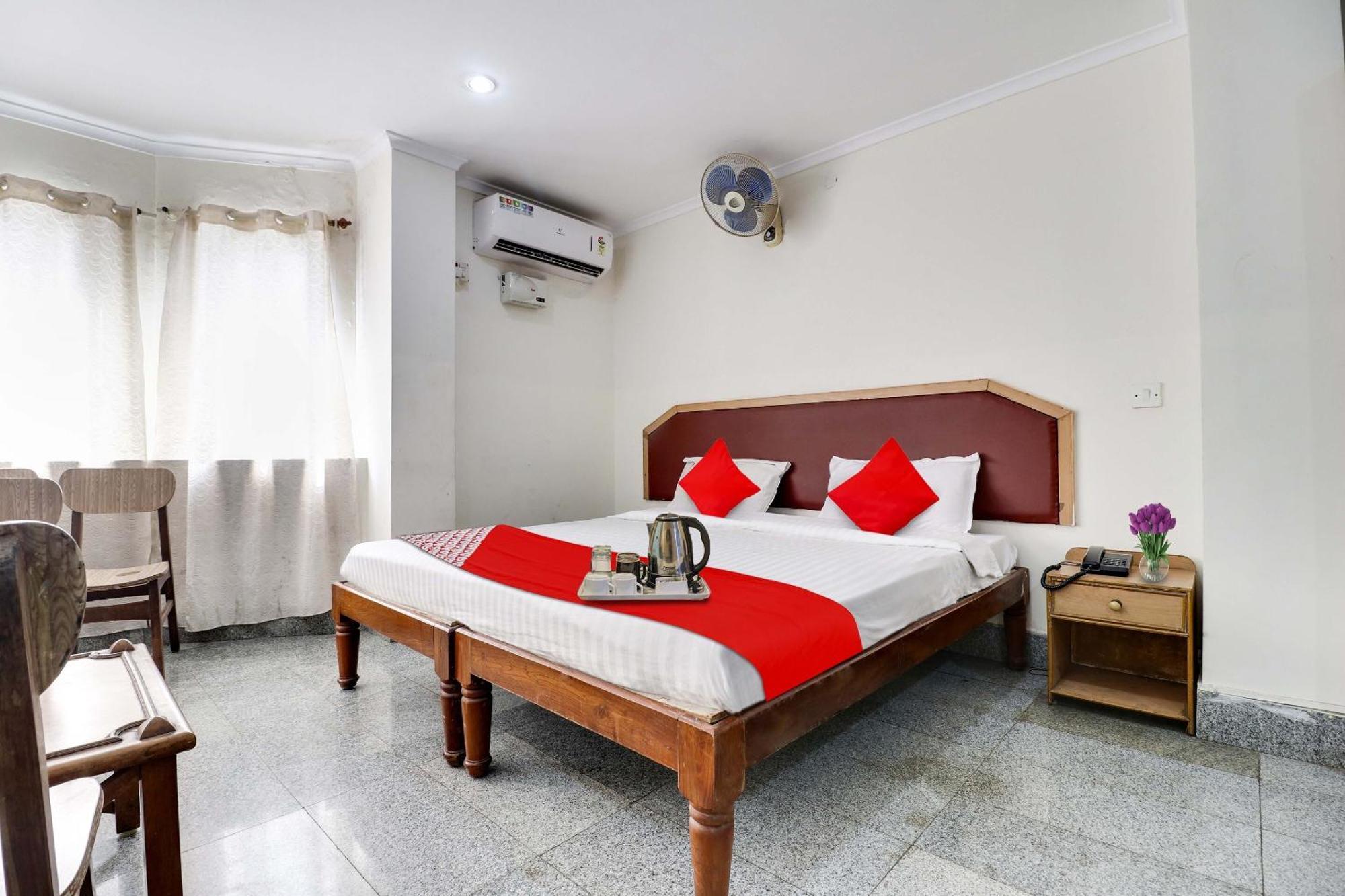 Spot On 93332 Maharaja Hotel