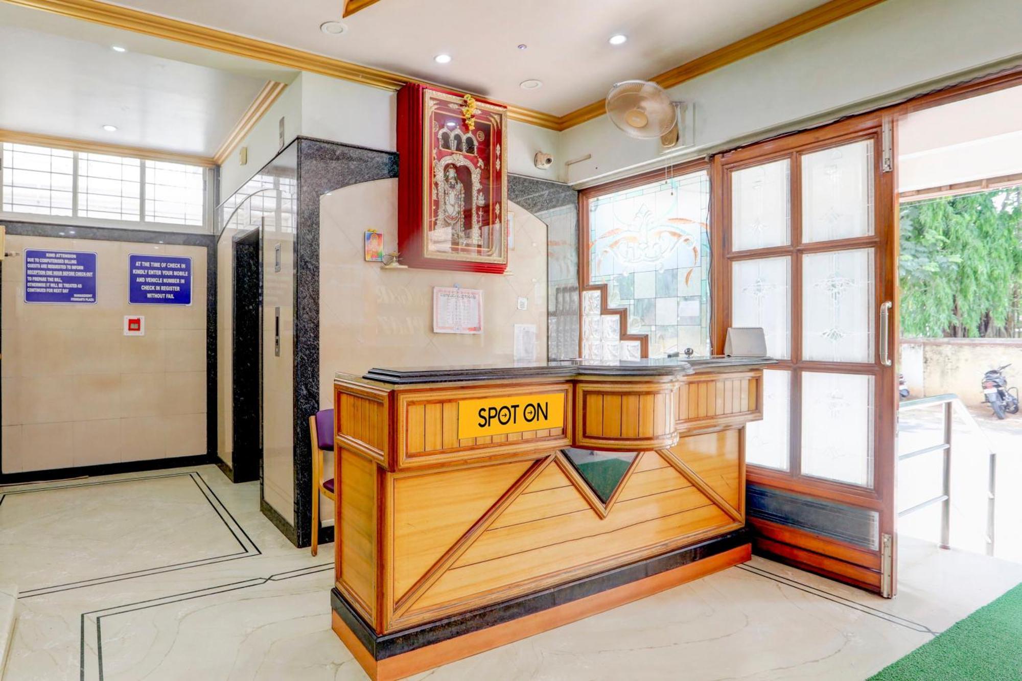 Spot On Iyengars Plaza Hotel 3*
