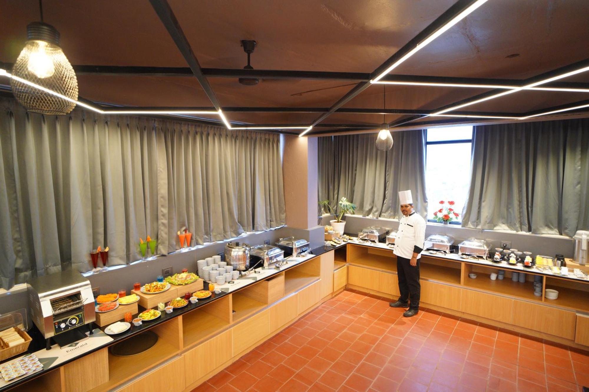 Hotel Emerald Urban Comforts 3*