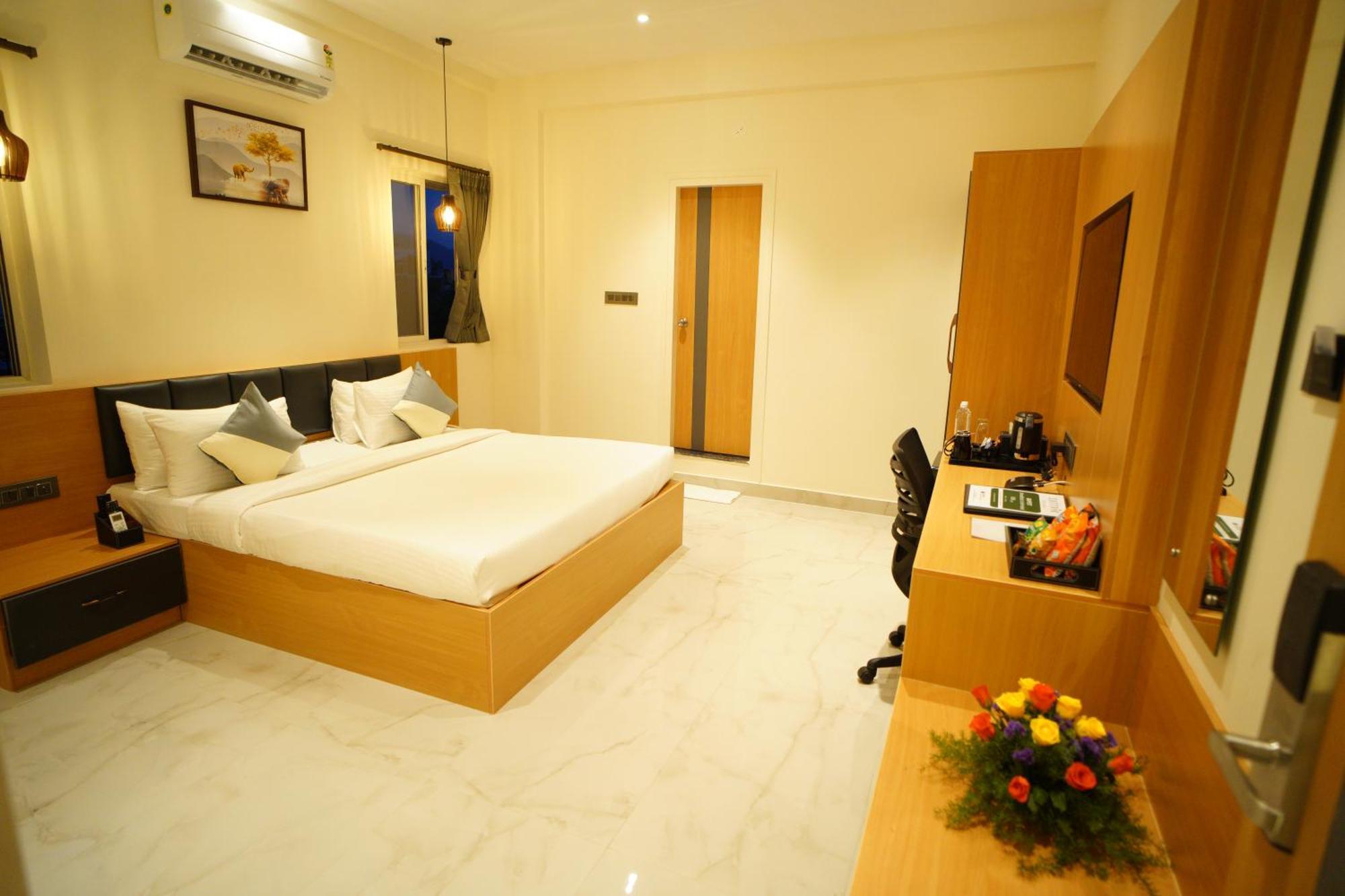 Hotel Emerald Urban Comforts 3*