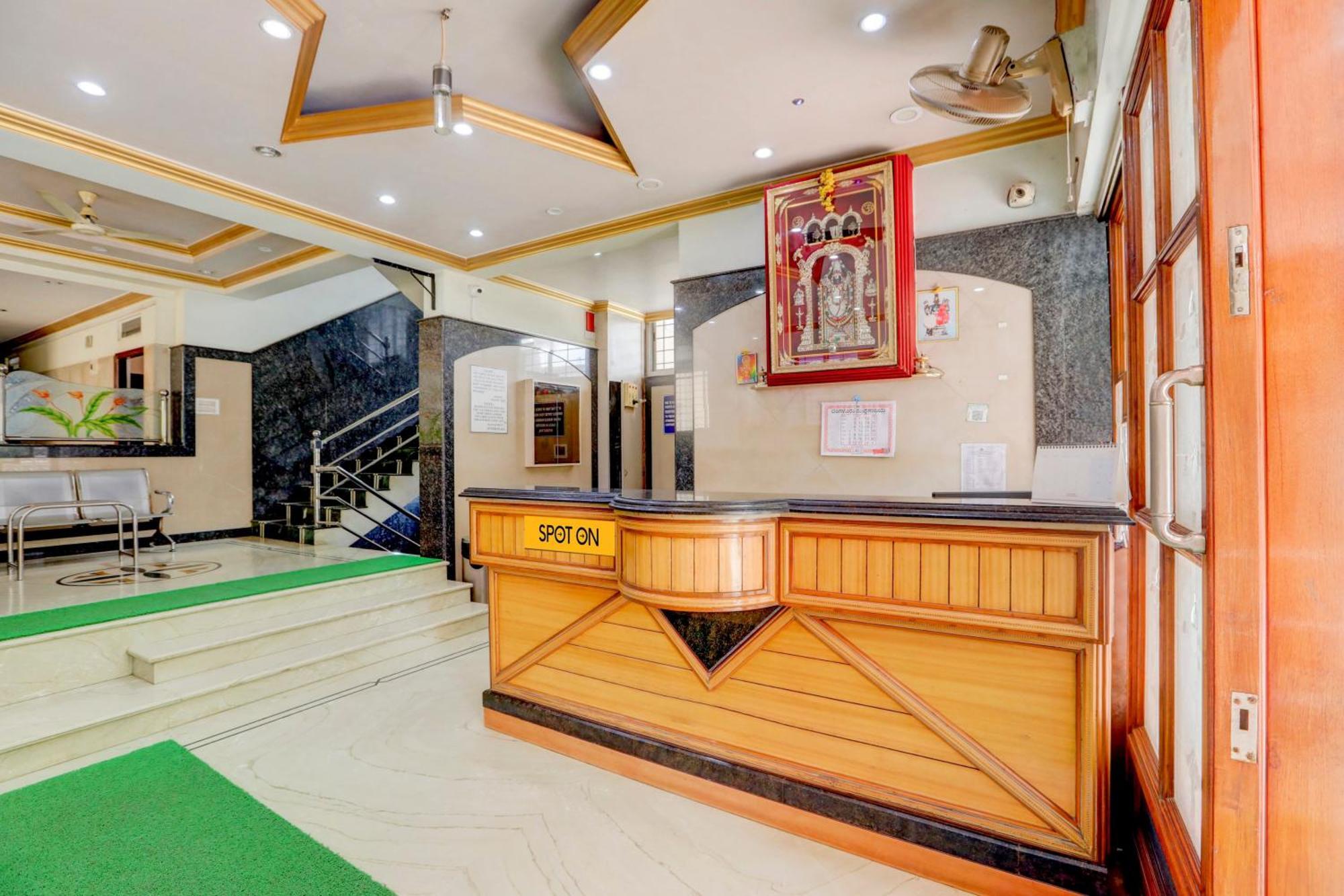 Spot On Iyengars Plaza Hotel 3*